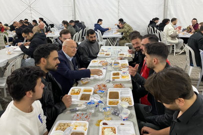 Üniversiteli Gençler Dertlerini İftar Çadırında Anlattı