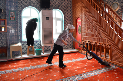 Bayram Öncesi Camilerde Temizlik Çalışmaları Sıklaştırıldı