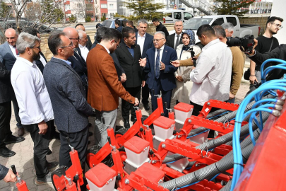 Bünyanlı Çiftçilere Tohum Dikme Makinesi Desteği