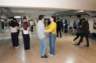 Gençler Tango Yapmayı Öğreniyor