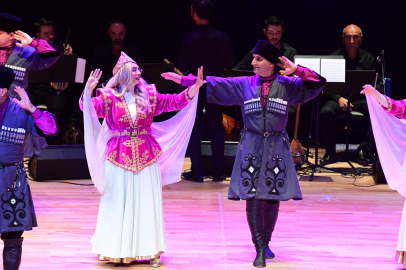 Batıdan Doğuya Halk Oyunları Sergilendi
