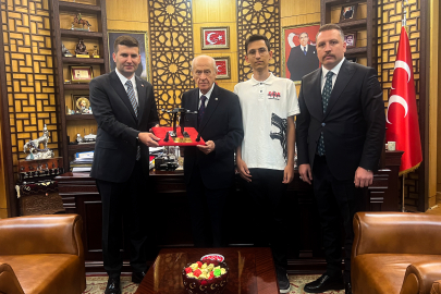 TÜRKHAN İHA Prototipi Dr Devlet Bahçeli'ye Hediye Edildi