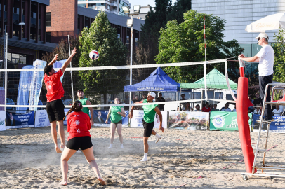 Plaj Voleybolu Şenliği Başladı