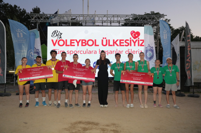 Plaj Voleybolu Şenliğine Görkemli Kapanış