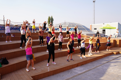 Kadınlar Zumba İle Spor Yapıyor