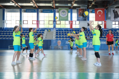 Yaz Voleybol Okuluna Çocuklardan Büyük İlgi