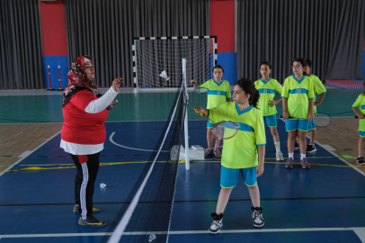 Badminton Okulu’nda Minikler Hem Öğreniyor Hem Eğleniyor