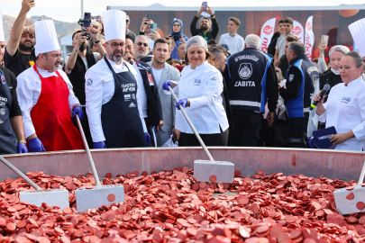 Dünyanın En Büyük Sucuklu Yumurtası Rekoru Kırıldı