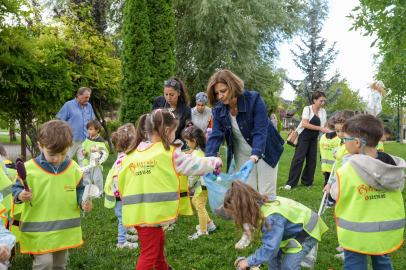 Başkan Ünlüce Dünya Temizlik Günü'nde Çocuklarla Çöp Topladı