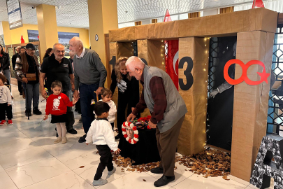 Çocuklar Büyükleri İle Birlikte Atatürk’ü Andı