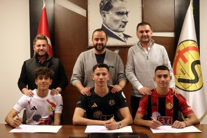 Üç Genç Futbolcu Profesyonel Oldu