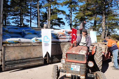 Sındırgılı Depremzede Çiftçilere Hayvan Yemi Desteği