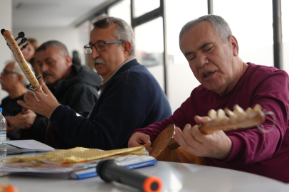 Kıdemli Vatandaşlar İçin Emek Kafe'de Bağlama Kursu