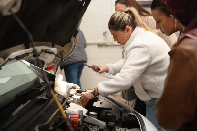 Kadınlar Araç Bakımını Öğrendi