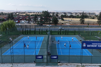 Büyükşehir'den Her Yaşa Tenis Eğitimi