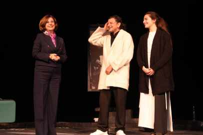 Başkan Ünlüce "Unutmak" Oyununda Sanatseverlerle Buluştu