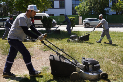 Tepebaşı’nda Parklarda Çim Biçme Çalışmaları Sürüyor