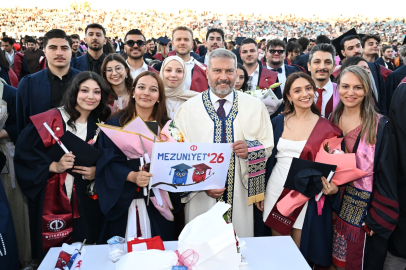 Anadolu Üniversitesi Binlerce Mezununu Coşkuyla Uğurladı