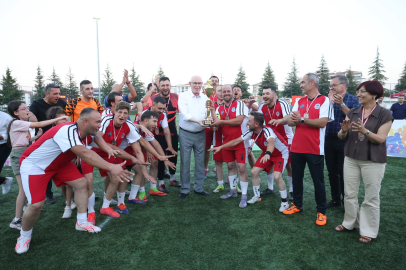 Futbol Turnuvasında Dostluk Kazandı, Kupayı Başkan Kazım Kurt Verdi