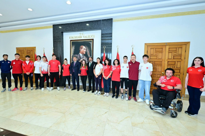 Vali Yılmaz Eskişehirli Millî Sporcuları Valilikte Ağırladı