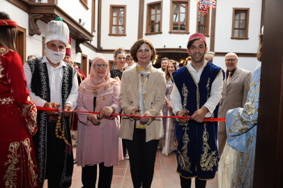 "Geçmişin Zarafeti" Sergisi Sanatseverlerle Buluştu