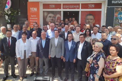 Yeni Parti Belediye Başkanları ve Meclis Üyelerine Rozet Taktı