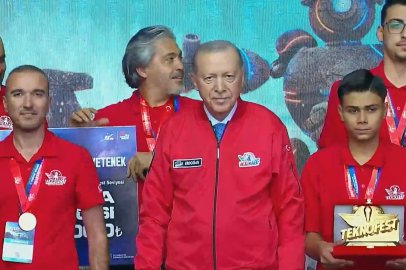 Şampiyon Takımlar Ödüllerini Cunhurbaşkanı Erdoğan'ın Elinden Aldı